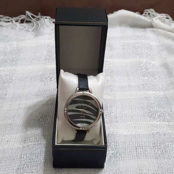 Watch with leather lace , black and sparkle silver, 8 gems instead of numbers - Picture 4 of 9